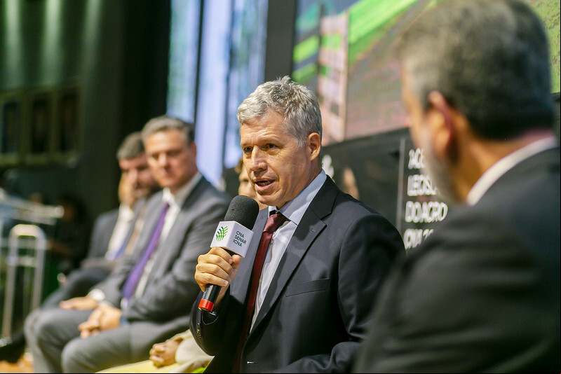Ministro Paulo Teixeira durante o