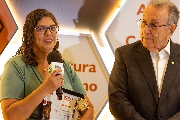 Adriana de Bortoli, do Apiário Máximo (RS), recebeu o prêmio do presidente da CNA