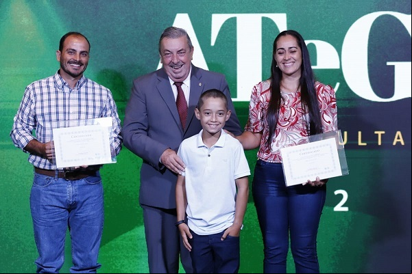 Presidente da Faeg, José Mário Schreiner, entrega certificação à produtora e ao técnico de campo, vencedores na cadeia de bovinocultura de corte. Presidente da Faeg, José Mário Schreiner, entrega certificação à produtora e ao técnico de campo, vencedores na cadeia de bovinocultura de corte.
