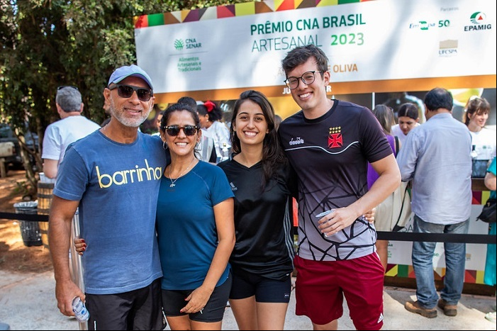 João Luiz e sua família na comemoração do aniversário da filha