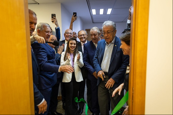 Parlamentares participam de inauguração do espaço